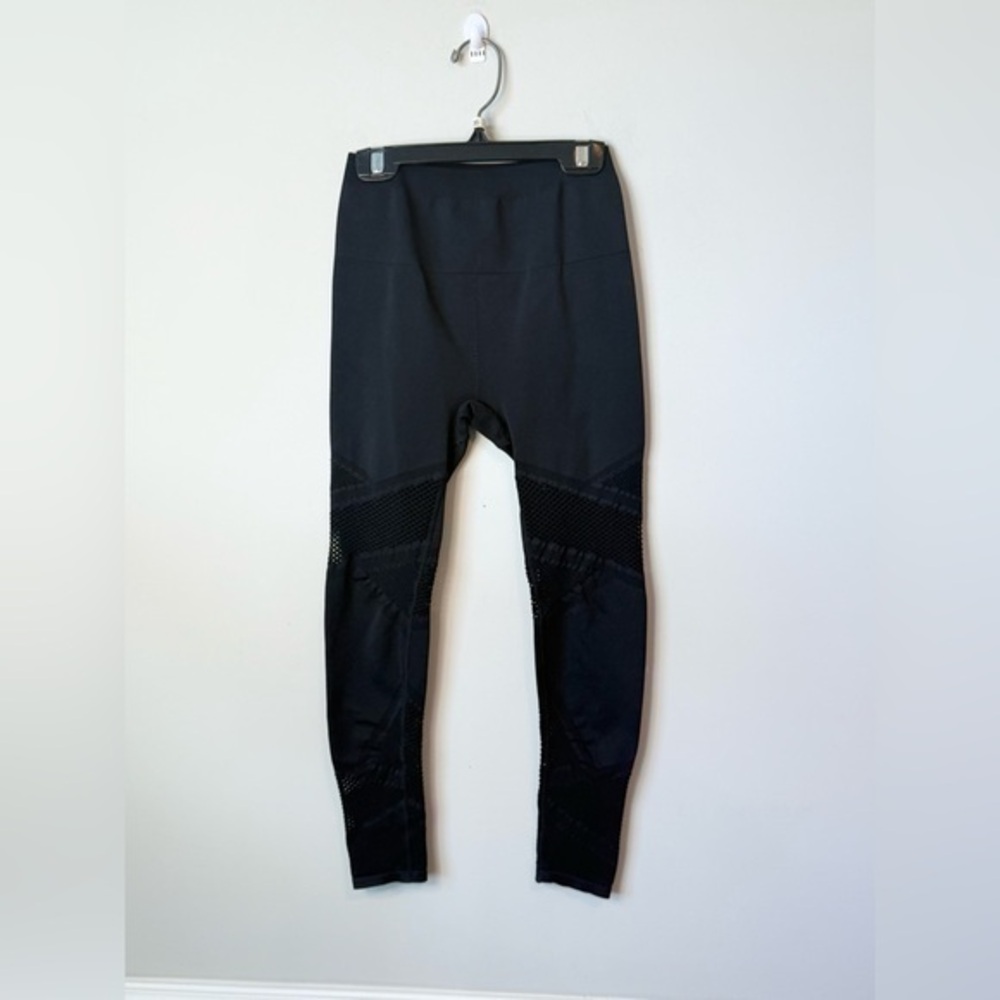 Fabletics Black cropped vented active Leggings size XS